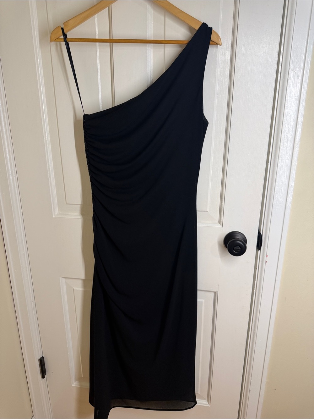 One-Shoulder Black Evening Dress with Ruched Side